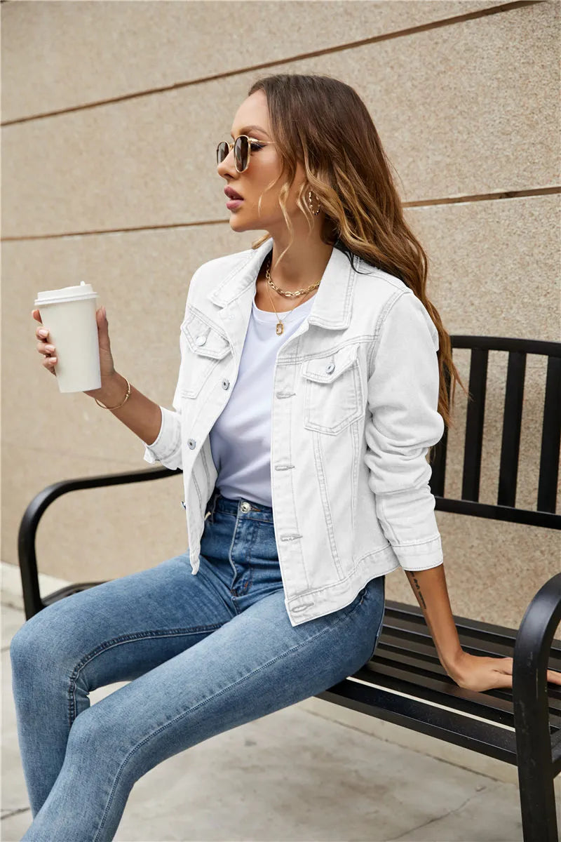 "Stijlvol dames denim jack met knoopsluiting en zakken in hemelsblauw voor een veelzijdige, tijdloze look"