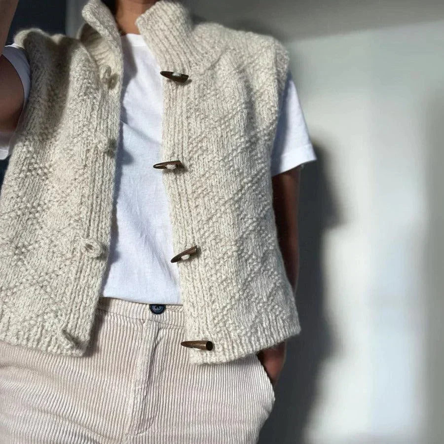 "Stijlvol damesvest met unieke textuur, hoge kraag en knoopsluiting, ideale warmte en comfort voor elke outfit."