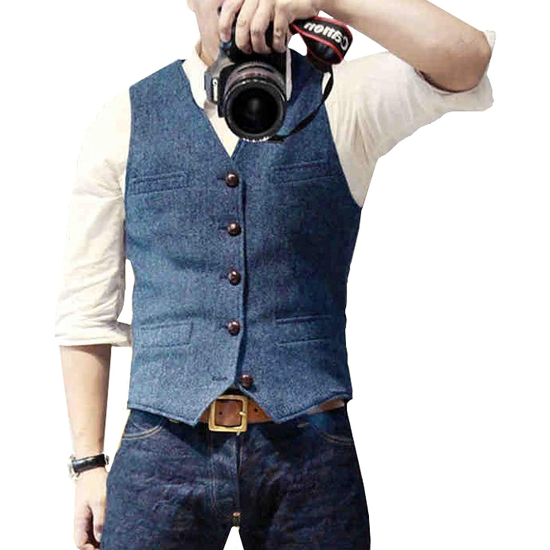 "Stijlvol hemelsblauw heren denim gilet met knoopsluiting en zakken, ideaal voor casual en nette outfits."