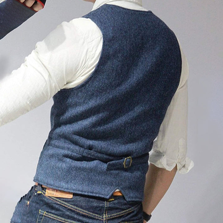 "Stijlvol hemelsblauw heren denim gilet met knoopsluiting en zakken, ideaal voor casual en nette outfits."