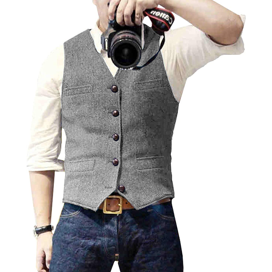 "Stijlvol hemelsblauw heren denim gilet met knoopsluiting en zakken, ideaal voor casual en nette outfits."
