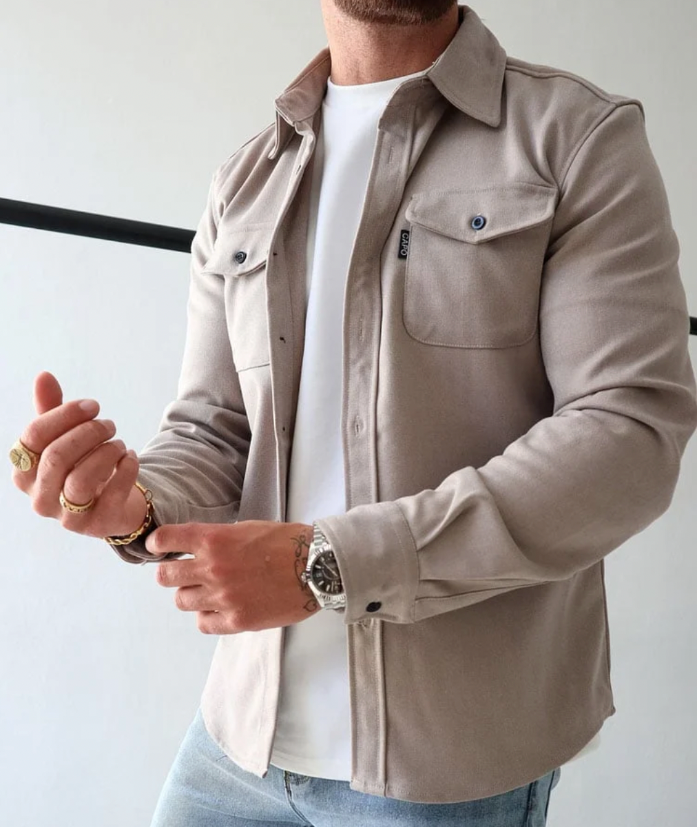 "Stijlvol heren longsleeve overhemd met functionele borstzakken, ideaal voor zowel casual als semi-formale gelegenheden."