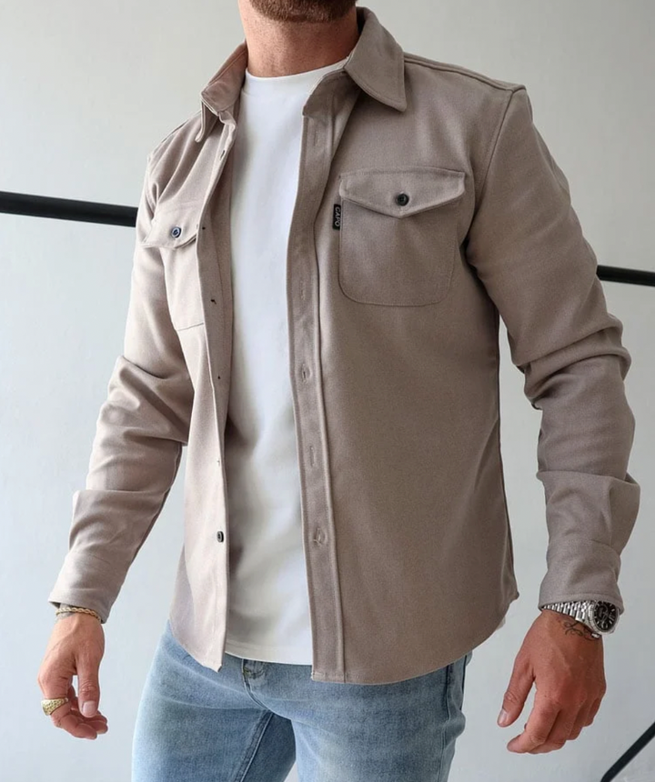 "Stijlvol heren longsleeve overhemd met functionele borstzakken, ideaal voor zowel casual als semi-formale gelegenheden."