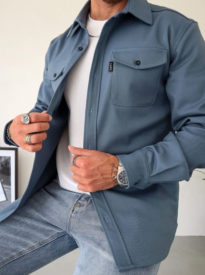 "Stijlvol heren longsleeve overhemd met functionele borstzakken, ideaal voor zowel casual als semi-formale gelegenheden."