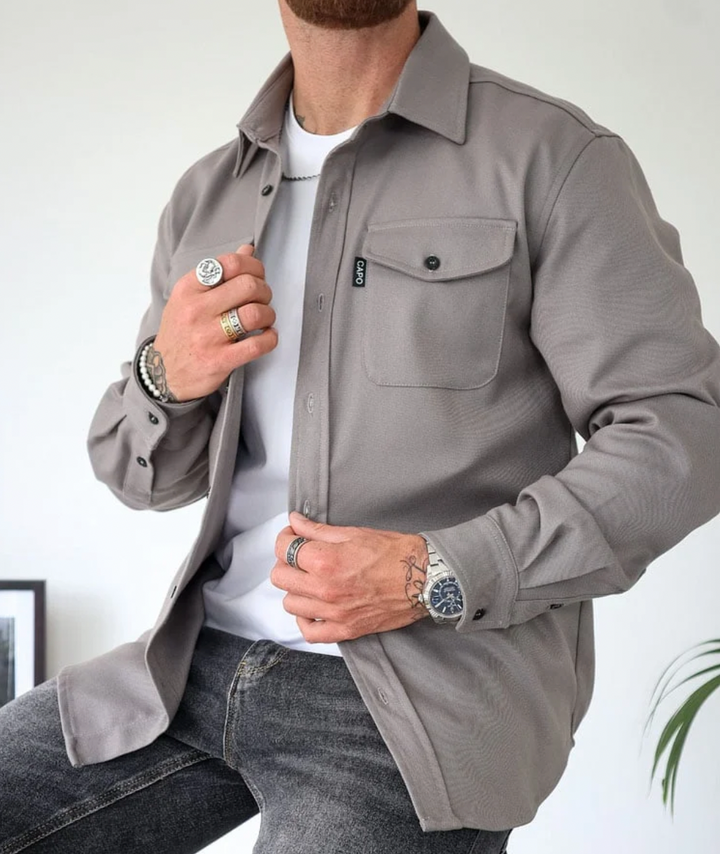 "Stijlvol heren longsleeve overhemd met functionele borstzakken, ideaal voor zowel casual als semi-formale gelegenheden."