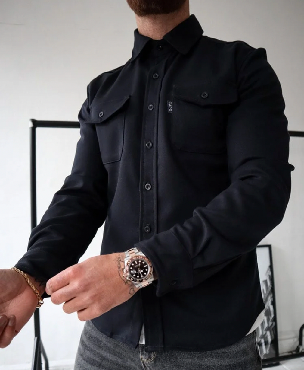 "Stijlvol heren longsleeve overhemd met functionele borstzakken, ideaal voor zowel casual als semi-formale gelegenheden."