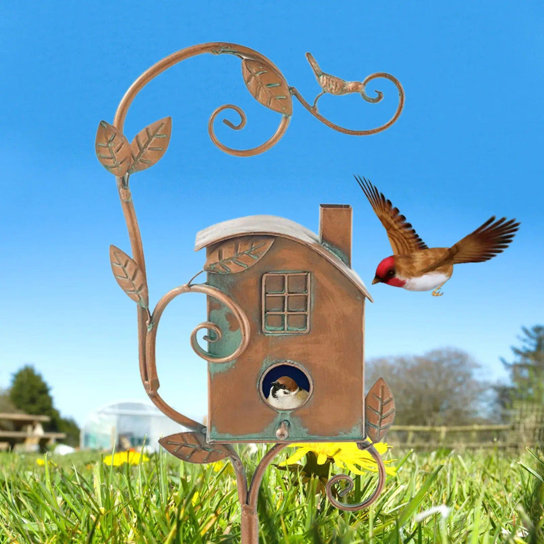"Stijlvol metalen tuin vogelhuisje stake met 3D bloemen en bladeren, duurzaam en weerbestendig, perfect als tuin decor."