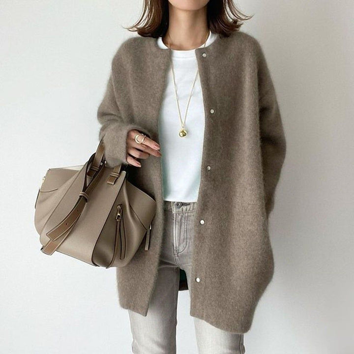 "Stijlvol oversized damesvest in zachte stof, warme beige tint en relaxte pasvorm, ideaal voor koude dagen en elke gelegenhei