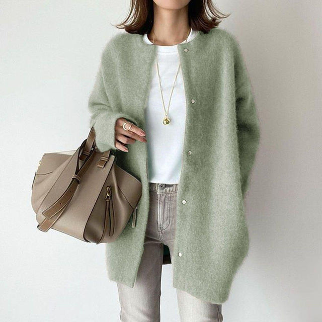 "Stijlvol oversized damesvest in zachte stof, warme beige tint en relaxte pasvorm, ideaal voor koude dagen en elke gelegenhei