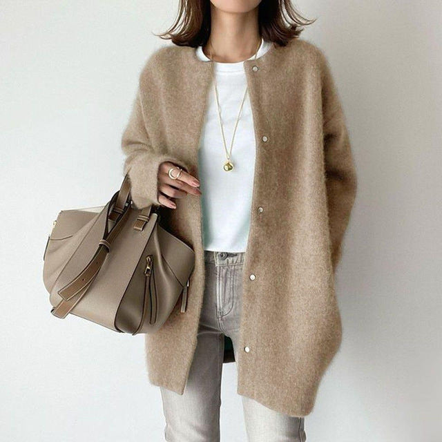 "Stijlvol oversized damesvest in zachte stof, warme beige tint en relaxte pasvorm, ideaal voor koude dagen en elke gelegenhei