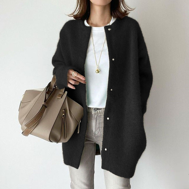 "Stijlvol oversized damesvest in zachte stof, warme beige tint en relaxte pasvorm, ideaal voor koude dagen en elke gelegenhei