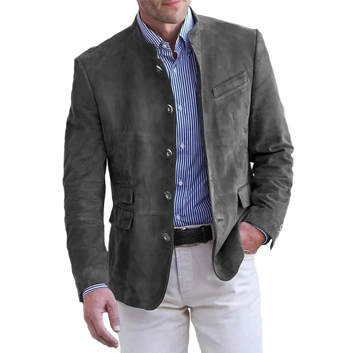 "Stijlvol suède jack voor heren, elegant met praktisch zakontwerp, luxe uitstraling; lichtbruin met knopen en zakken."