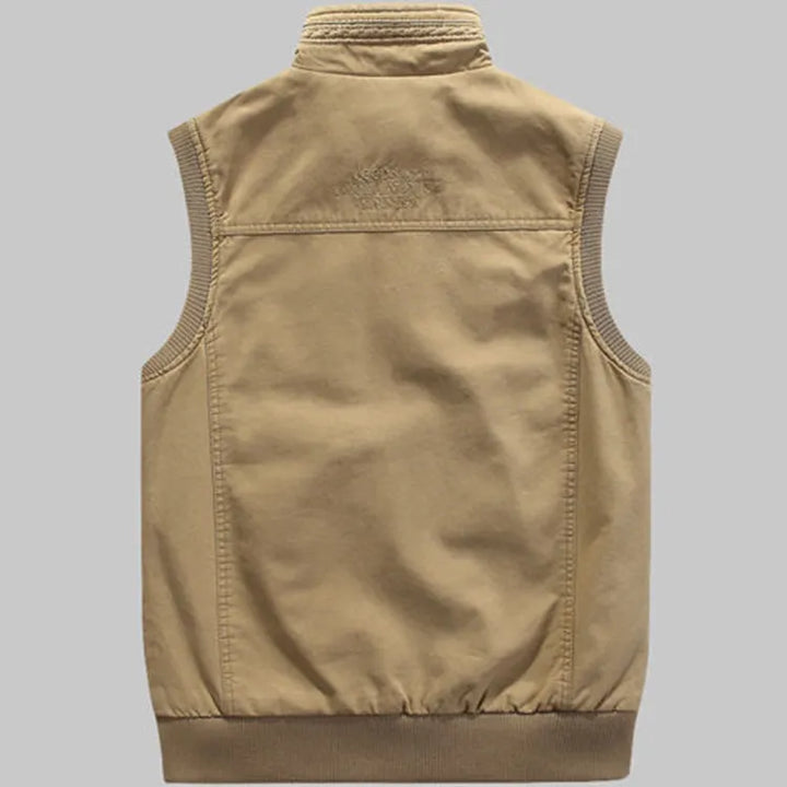 "Stijlvol vintage gilet voor heren met klassiek design en meerdere zakken, perfect voor diverse outfits."