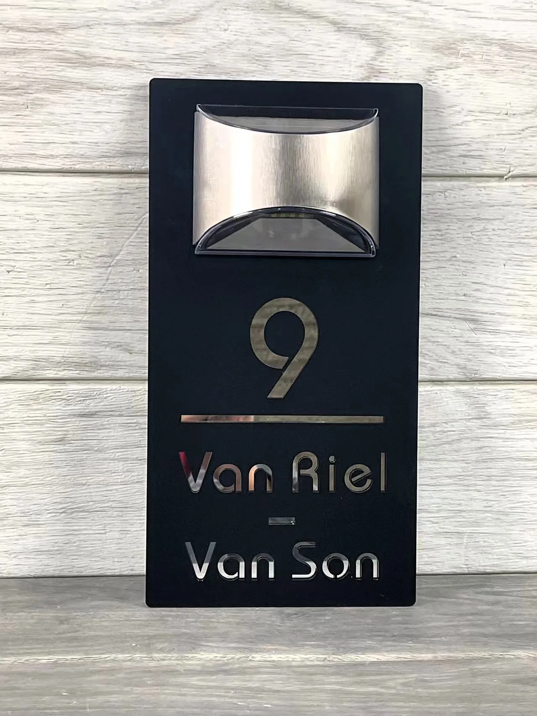 "Stijlvol zonnekracht huisnummerbord, elegant ontwerp met solarverlichting, weersbestendig, in goud en zilver beschikbaar."