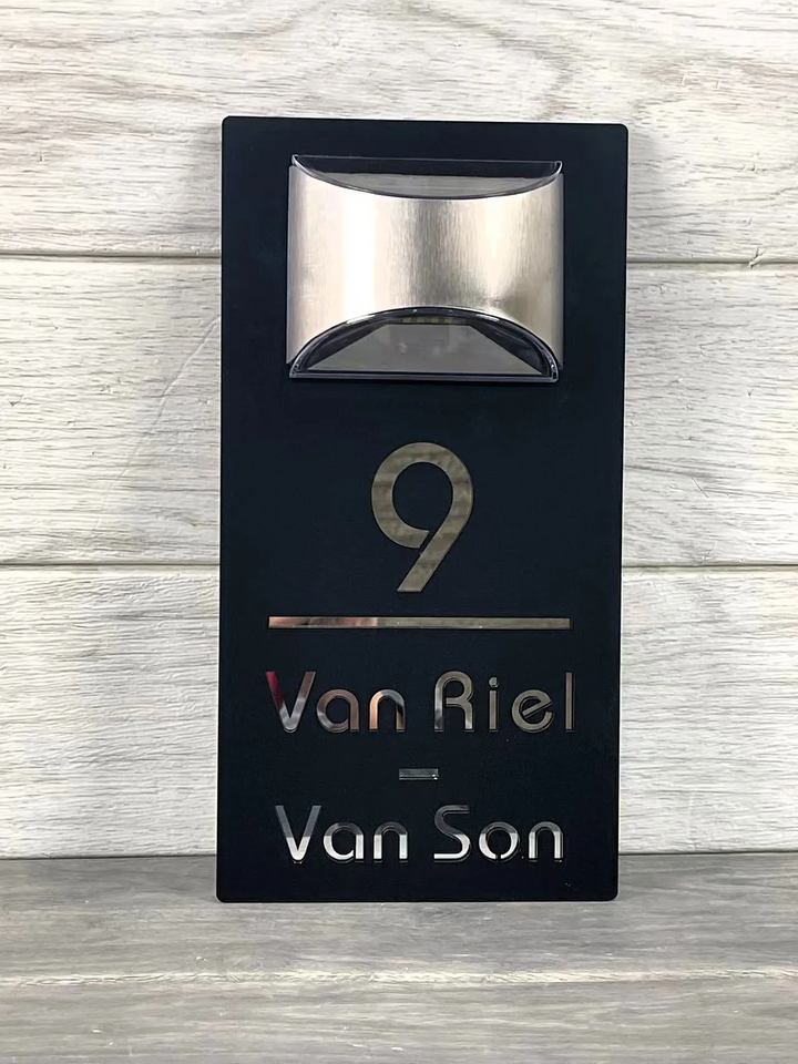 "Stijlvol zonnekracht huisnummerbord, elegant ontwerp met solarverlichting, weersbestendig, in goud en zilver beschikbaar."