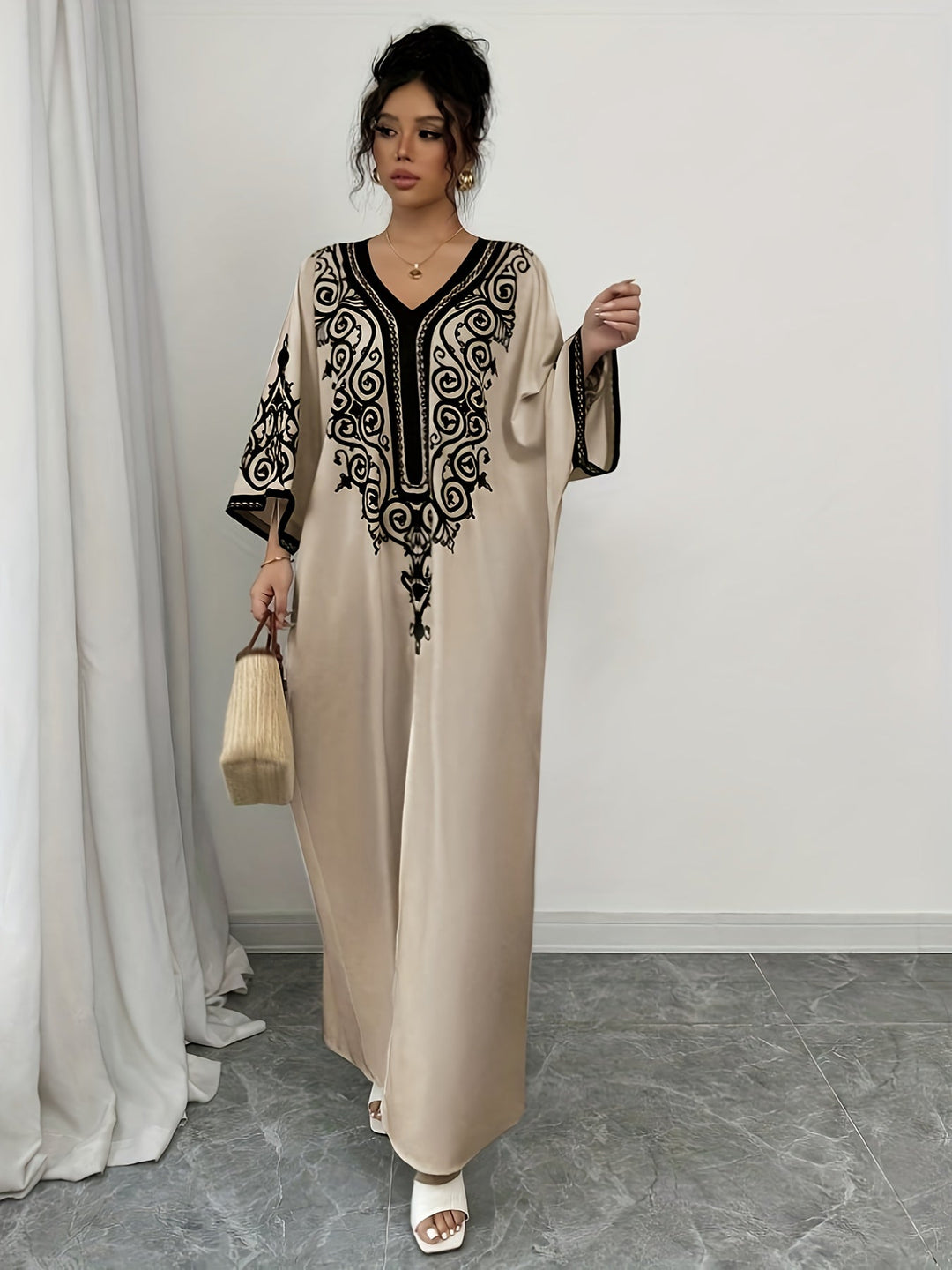 "Stijlvolle abaya jurk met V-hals, lange mouwen en kleurrijke etnische print, voor een elegante en culturele look."