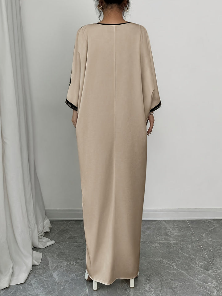 "Stijlvolle abaya jurk met V-hals, lange mouwen en kleurrijke etnische print, voor een elegante en culturele look."