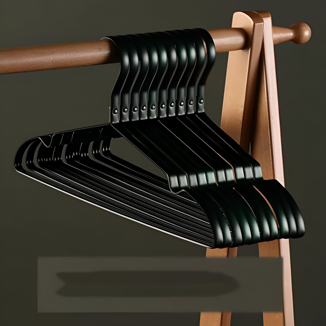 "Stijlvolle antislip aluminium kledinghangers, ruimtebesparend ontwerp, geschikt voor delicate stoffen en diverse kledingstuk