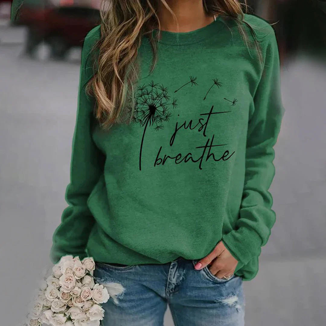 Stijlvolle Aria damestrui met 'Just Breathe' print, warme acrylstof, ronde hals, en lange mouwen voor comfort en stijl.