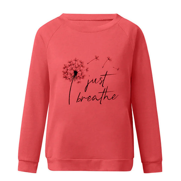 Stijlvolle Aria damestrui met 'Just Breathe' print, warme acrylstof, ronde hals, en lange mouwen voor comfort en stijl.