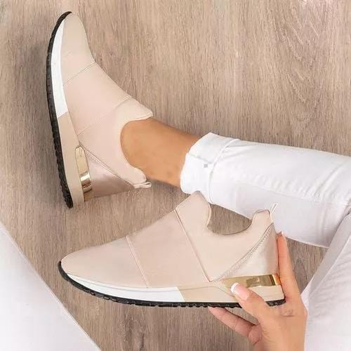 "Stijlvolle beige en rode damessneakers met gouden accenten, ademend bovenwerk en comfortabele pasvorm op houten vloer."