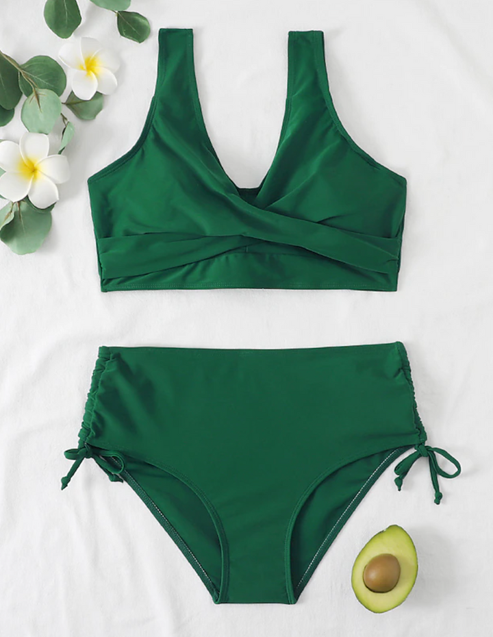 "Stijlvolle bikini met opvallend design, in diverse zomerkleuren verkrijgbaar, perfect voor strand of zwembad."