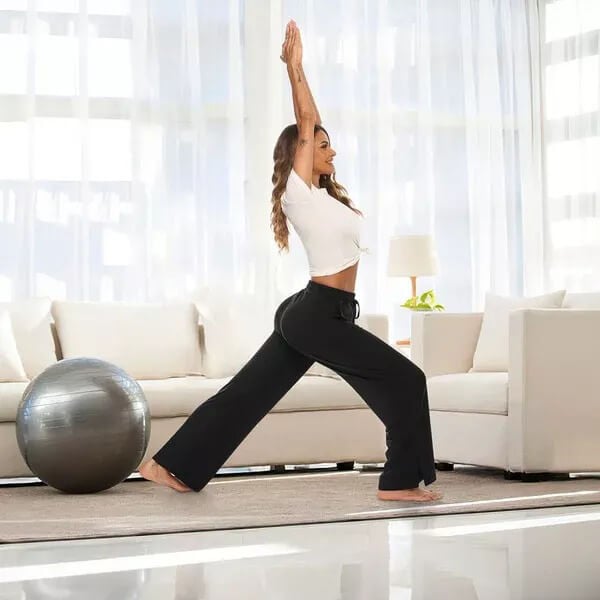 "Stijlvolle Catalina yoga broek met wijde pijpen, comfortabele elastische tailleband en zacht ademend materiaal."