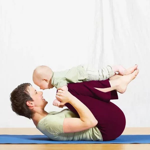 "Stijlvolle Catalina yoga broek met wijde pijpen, comfortabele elastische tailleband en zacht ademend materiaal."