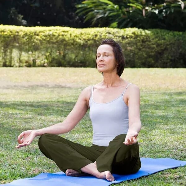 "Stijlvolle Catalina yoga broek met wijde pijpen, comfortabele elastische tailleband en zacht ademend materiaal."