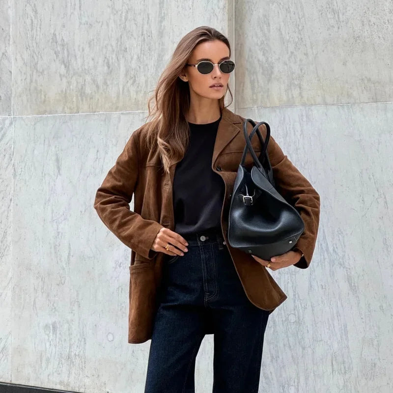 "Stijlvolle dames blazer suède beige, zachte textuur, ideaal voor voor- en najaar, veelzijdig en elegant design"