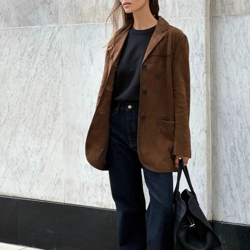 "Stijlvolle dames blazer suède beige, zachte textuur, ideaal voor voor- en najaar, veelzijdig en elegant design"