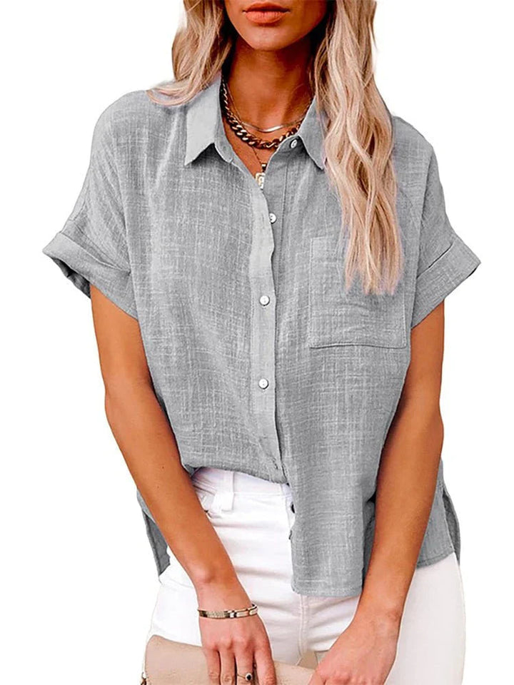 "Stijlvolle dames blouse met korte mouwen, button-down design, lichtbeige kleur, geschikt voor casual en professioneel gebrui