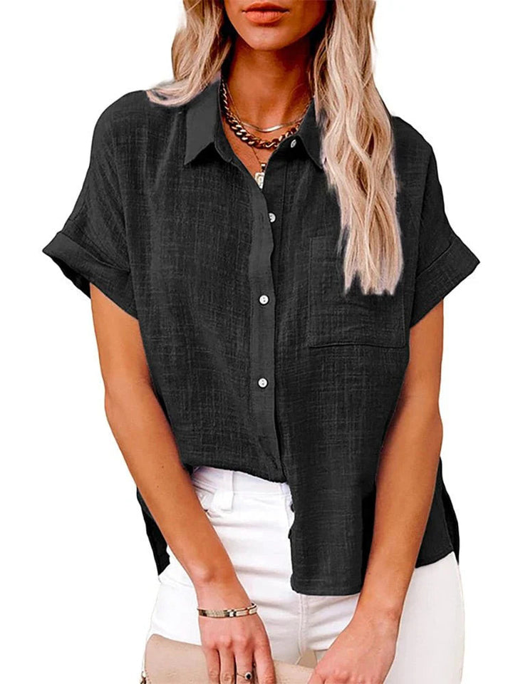 "Stijlvolle dames blouse met korte mouwen, button-down design, lichtbeige kleur, geschikt voor casual en professioneel gebrui