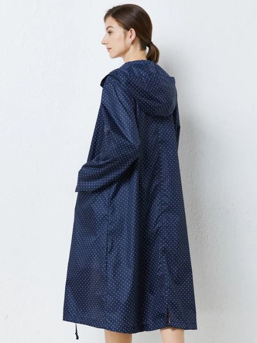 Stijlvolle dames windjas in blauw, groen of zwart, weerbestendig en elegant, verkrijgbaar in meerdere maten.
