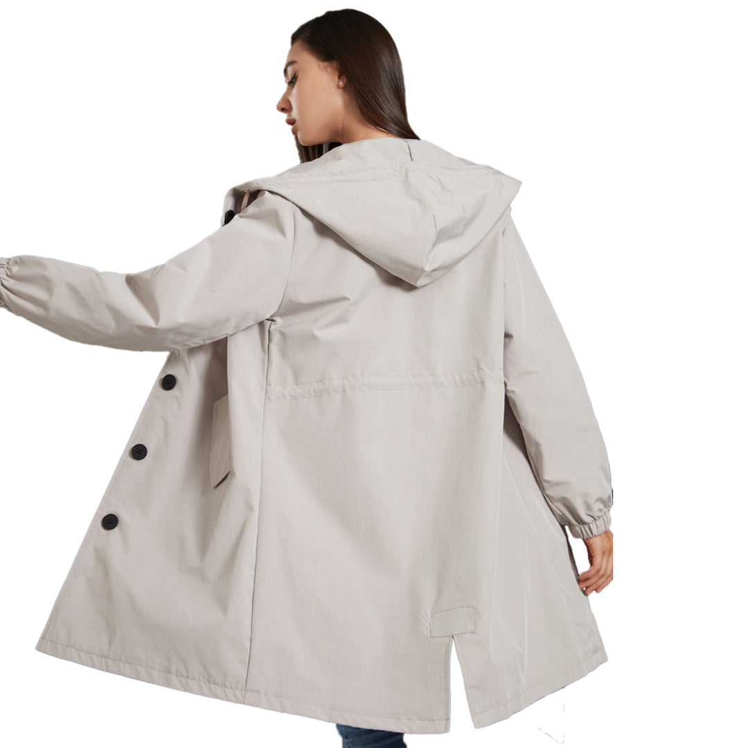 "Stijlvolle damesregenjas met capuchon, waterdicht en slank silhouet, ideaal voor casual en sportieve looks."