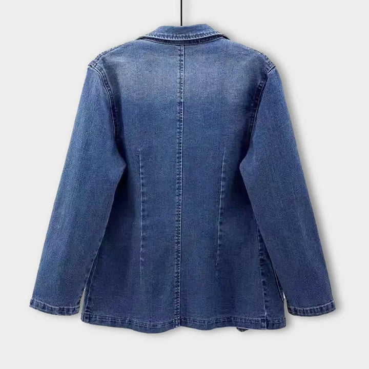 "Stijlvolle denim blazer voor dames, casual chique, getailleerd ontwerp, modieuze look geschikt voor elke gelegenheid."