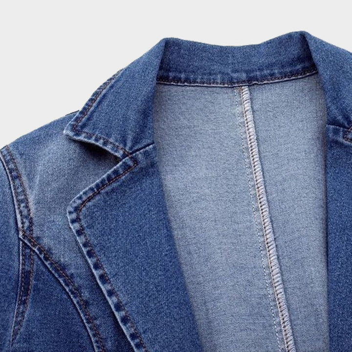 "Stijlvolle denim blazer voor dames, casual chique, getailleerd ontwerp, modieuze look geschikt voor elke gelegenheid."