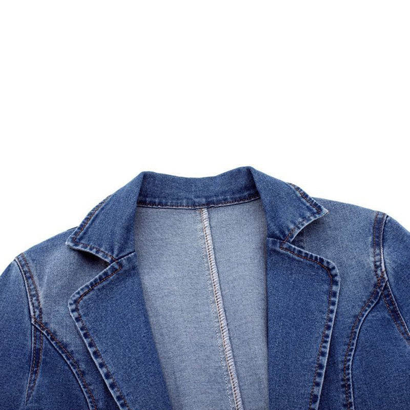 "Stijlvolle denim blazer voor dames, casual chique, getailleerd ontwerp, modieuze look geschikt voor elke gelegenheid."