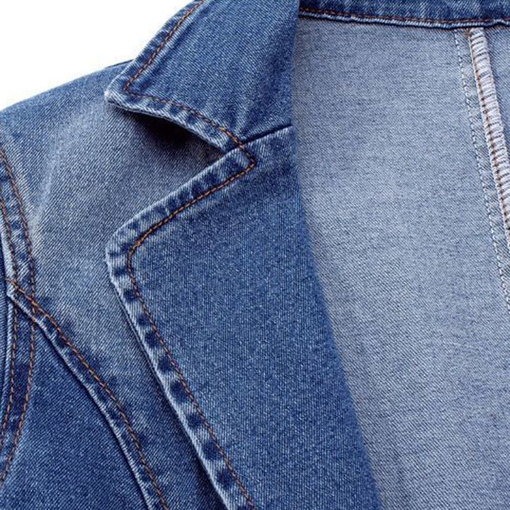 "Stijlvolle denim blazer voor dames, casual chique, getailleerd ontwerp, modieuze look geschikt voor elke gelegenheid."