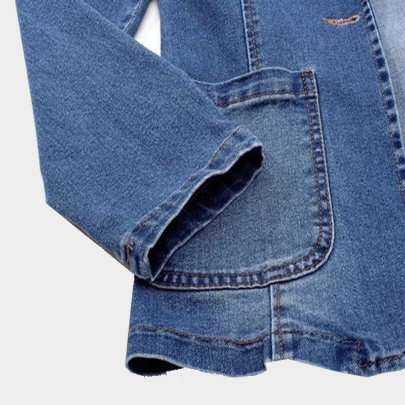 "Stijlvolle denim blazer voor dames, casual chique, getailleerd ontwerp, modieuze look geschikt voor elke gelegenheid."
