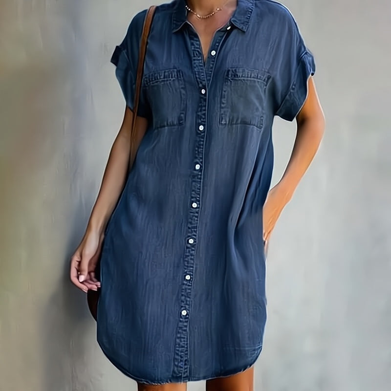"Stijlvolle denim jurk dames, lichtblauw, comfortabele pasvorm, ideaal voor dagelijks gebruik en diverse gelegenheden."