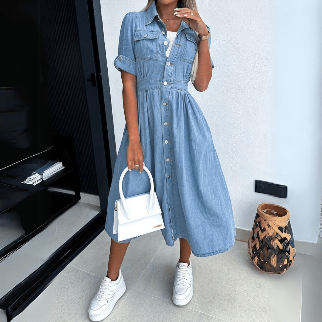 "Stijlvolle denim jurk met knoopsluiting en relaxte pasvorm, ideaal voor casual chic looks en comfortabel dagelijks dragen."