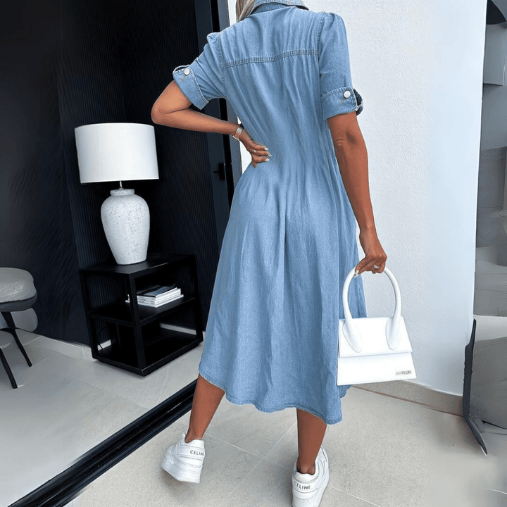 "Stijlvolle denim jurk met knoopsluiting en relaxte pasvorm, ideaal voor casual chic looks en comfortabel dagelijks dragen."