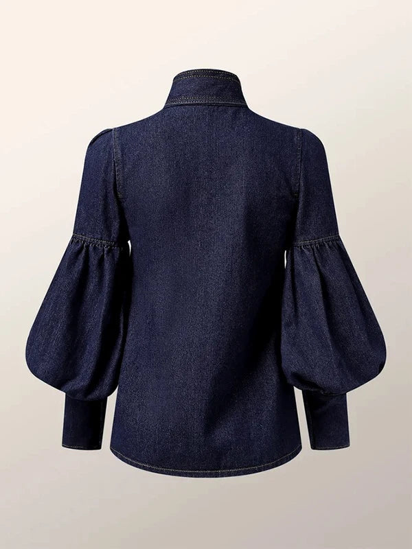 "Stijlvolle denimbloes met grote strik en ballonmouwen, vrouwelijke top in zachte denim voor een moderne uitstraling."