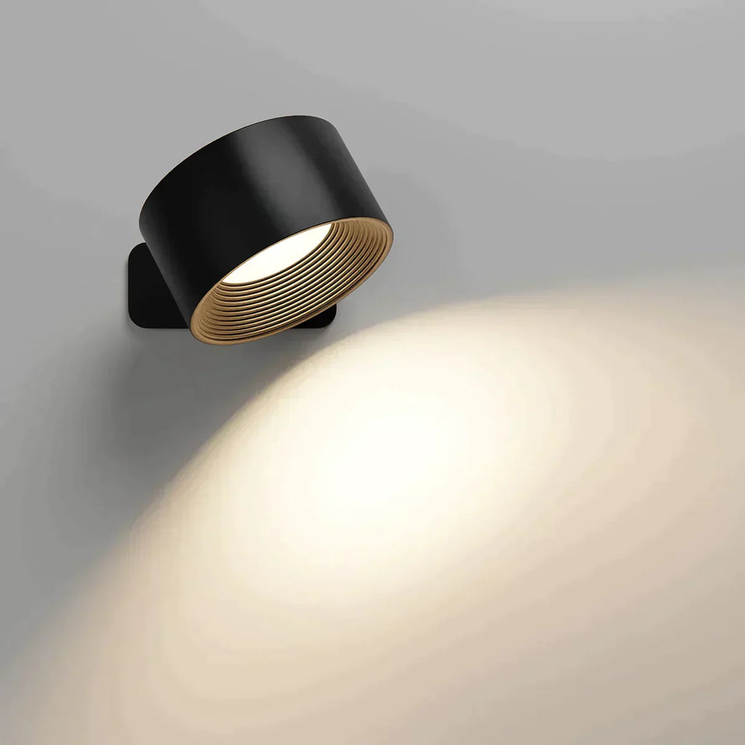 "Stijlvolle draadloze oplaadbare 360° LED wandlamp, geschikt voor binnen en buiten, in hout, wit of zwart."
