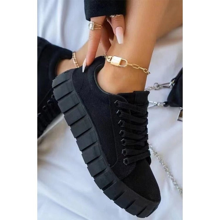 "Stijlvolle effen kleurig dames sneakers met bijpassende zool en veters, comfortabel en geschikt voor elke outfit"