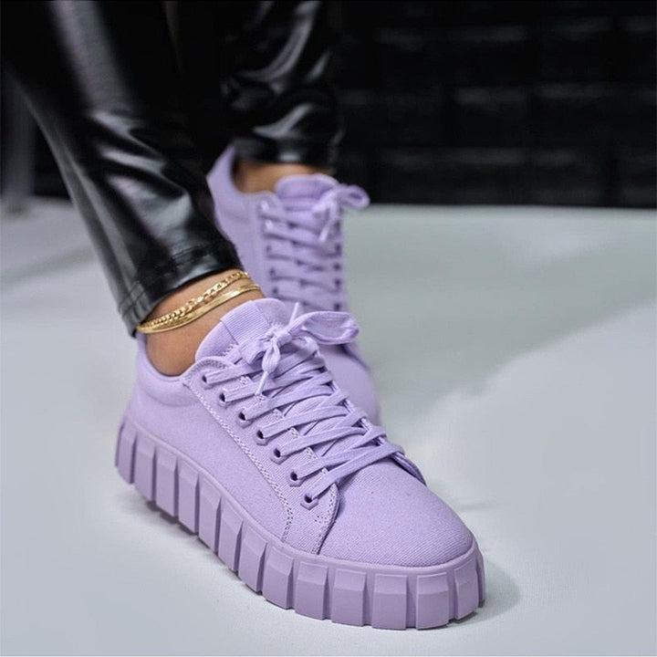 "Stijlvolle effen kleurig dames sneakers met bijpassende zool en veters, comfortabel en geschikt voor elke outfit"