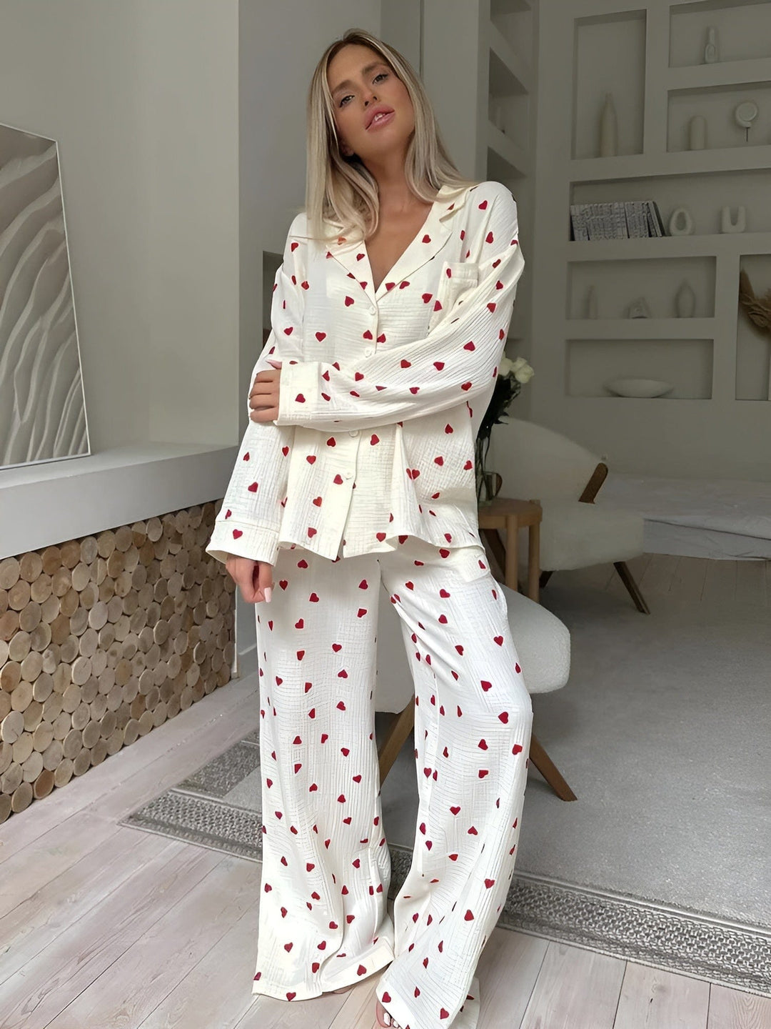 "Stijlvolle Elara pyjama set voor dames, zacht katoen met hartjesprint, ideaal voor comfortabel slapen en loungen."