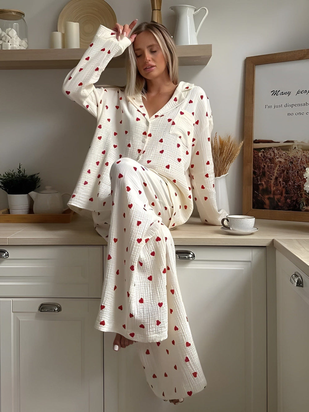 "Stijlvolle Elara pyjama set voor dames, zacht katoen met hartjesprint, ideaal voor comfortabel slapen en loungen."