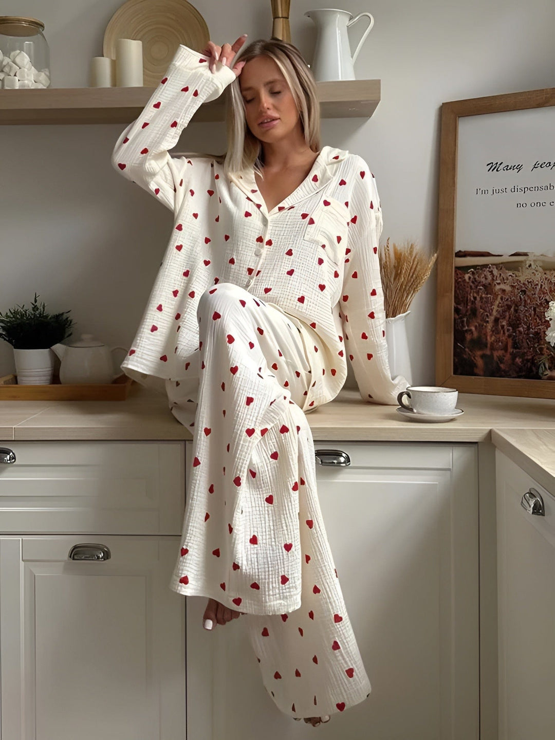 "Stijlvolle Elara pyjama set voor dames, zacht katoen met hartjesprint, ideaal voor comfortabel slapen en loungen."